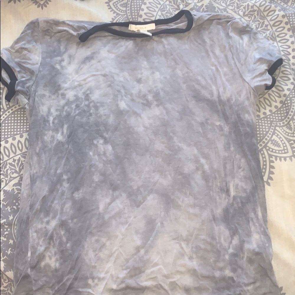 Cloudy like basic shirt.